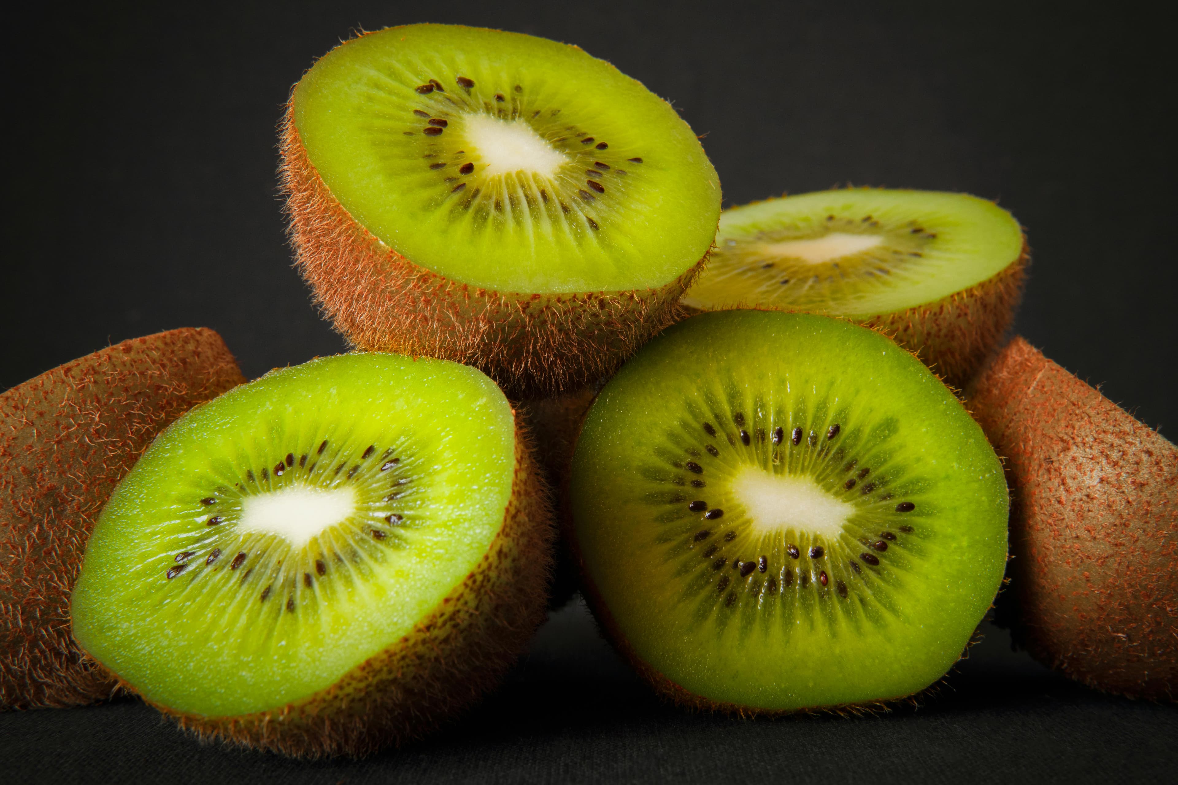 Nutritious Hayward green kiwis from Iran and Chile